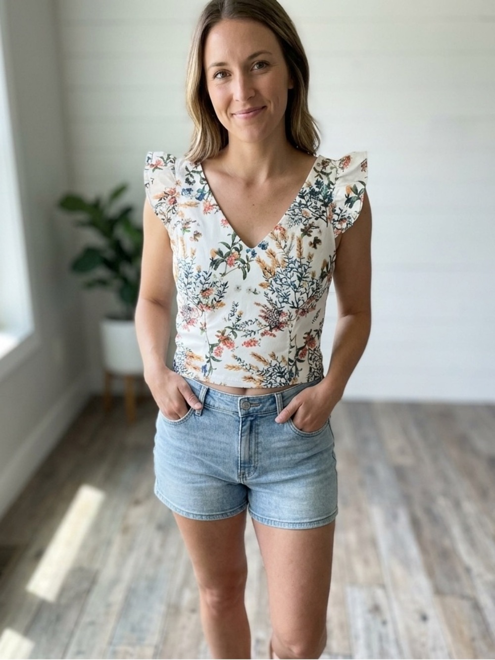 NWOT ANTONIO MELANI Cream  Size 2 Floral V-Neck Flutter Sleeve Crop Top